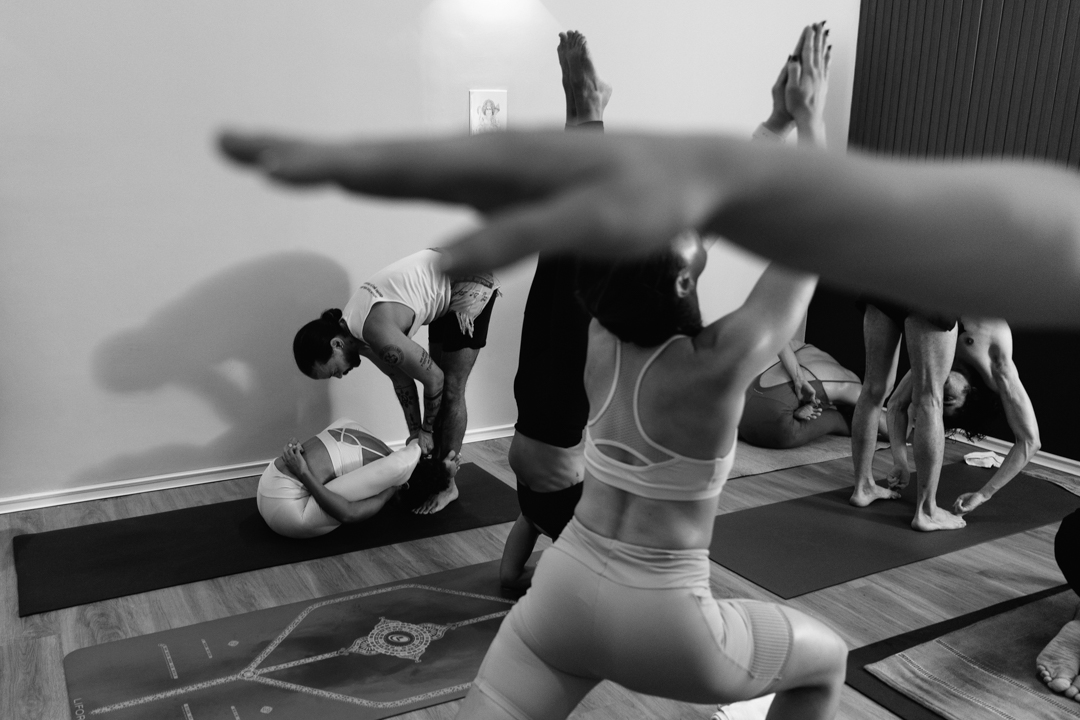 Lucas Carvalho orientando uma prática de Ashtanga Yoga